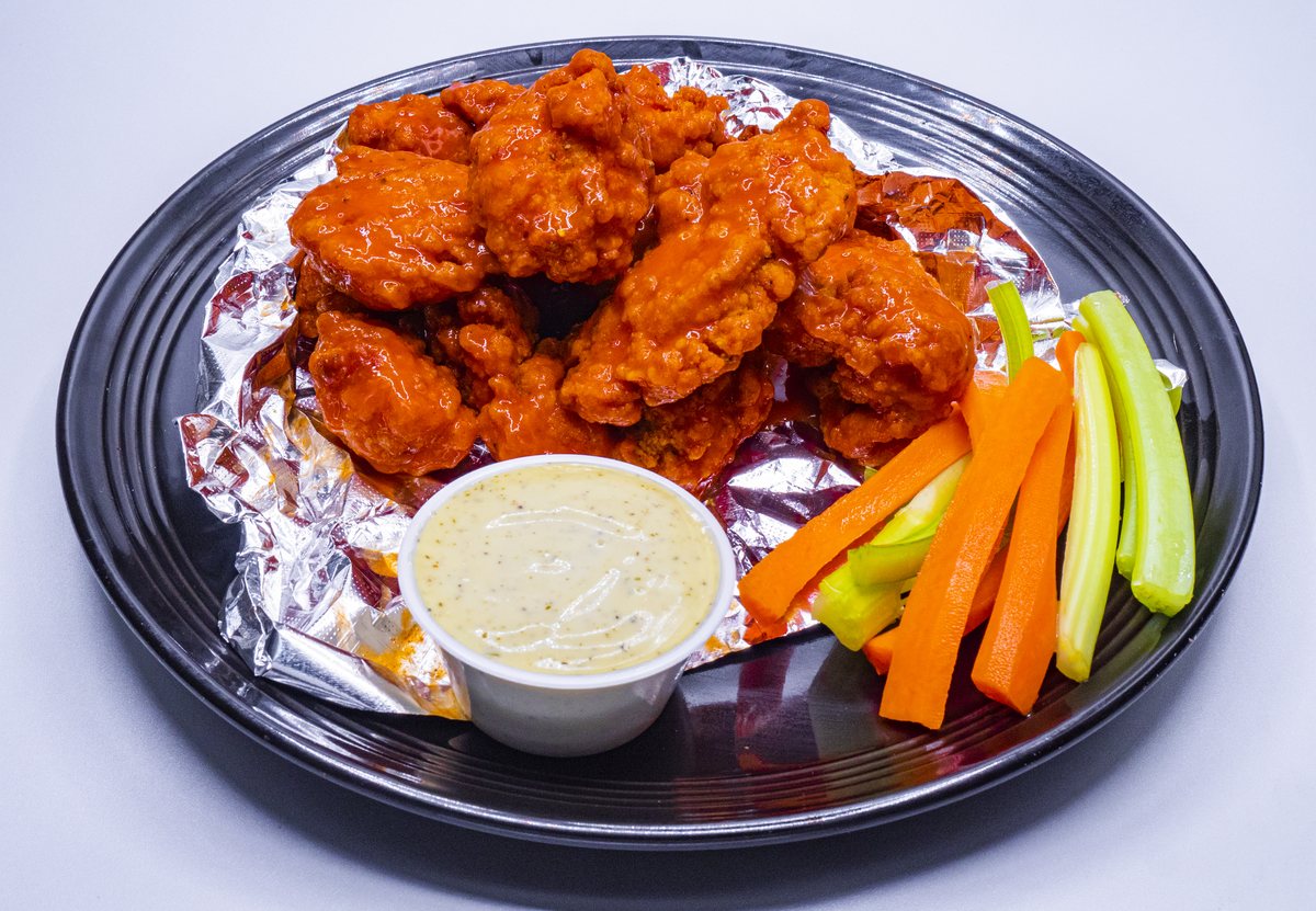 Boneless bañados en salsa búfalo, con apio, zanahoria y aderezo ranch
