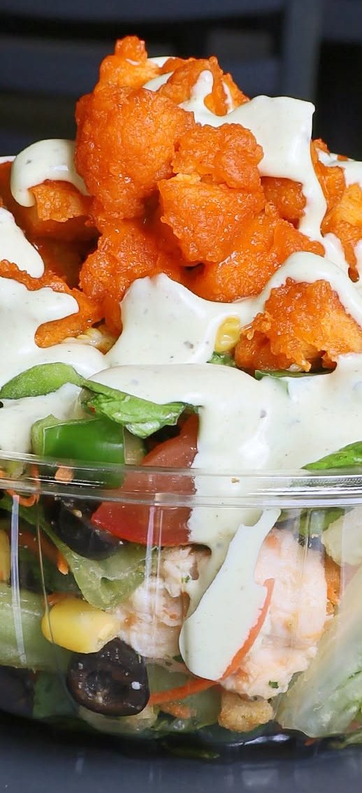 Ensalada con boneless de topping, aderezo ranch y barra fría