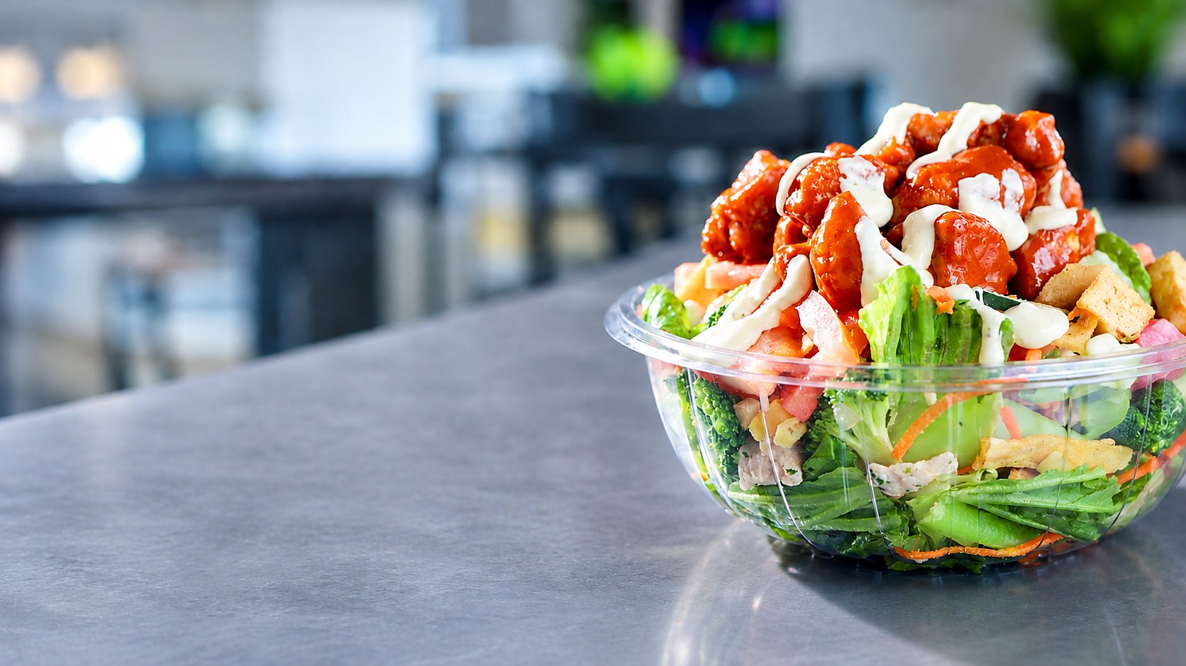 Ensalada de pollo búfalo con aderezo, recién servida en City Salads